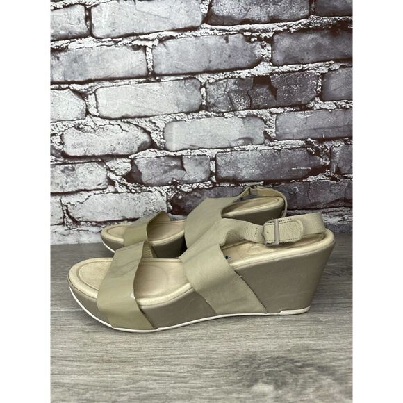 TSUBO Taupe Soft Leather Patent Open Toe Strap Wedge Sandals Size 8.5M US/39.5EU - Picture 1 of 16